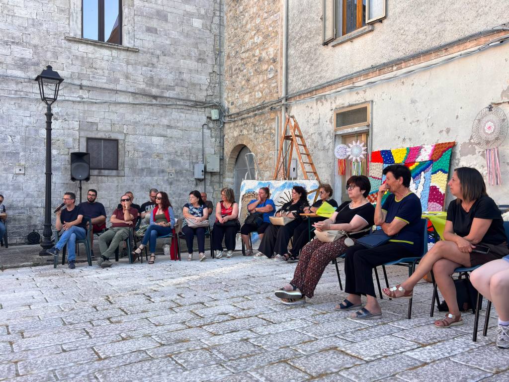 Agorai : Spazi per generare salute mentale. Pubblicazione di Elisa Mascia -Italia