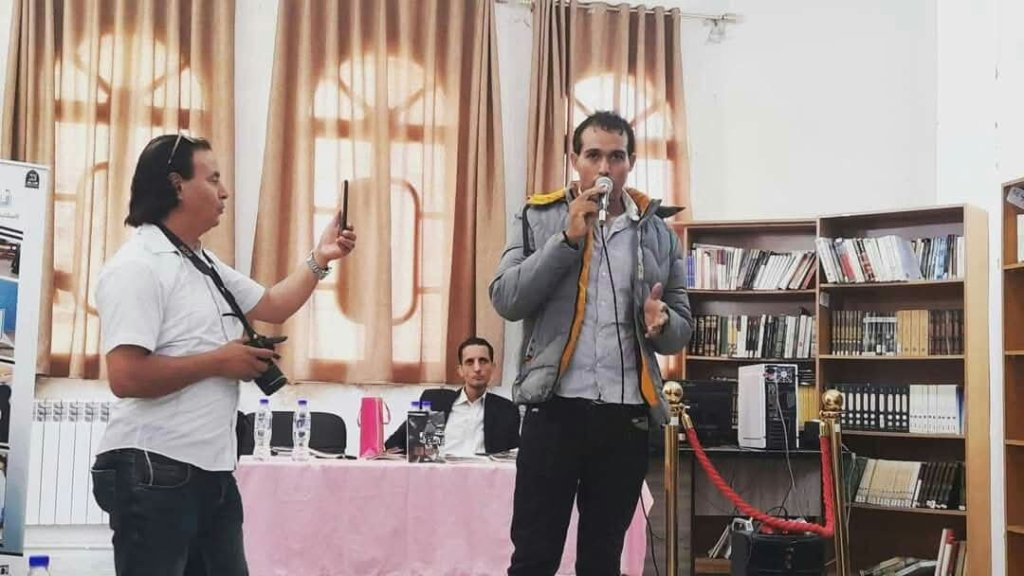 Una delle canzoni popolari più famose del Rai algerino contemporaneo, il cui testo è opera del popolare paroliere Sheikh Mohamed Belkhayati, il cui vero nome è Mohamed Beladassi. È una delle figure più importanti dell’arte beduina e del Rai tradizionale in Algeria. Pubblicazione di Elisa Mascia&nbsp;-Italia