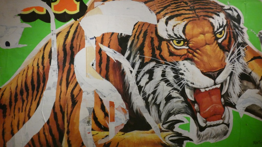 L’attualità dello “strappo” come atto artistico. A Genova la retrospettiva di Mimmo Rotella