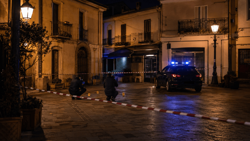 Cutro, piazza transennata durante i rilievi degli investigatori dopo l’uccisione di un giovane cameriere.
