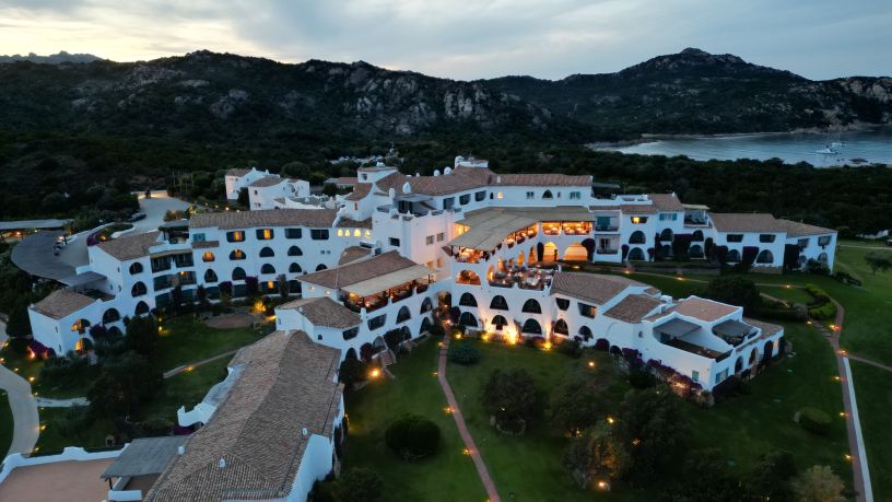 Veduta aerea del Romazzino, A Belmond Hotel di Porto Cervo, sede del Big Art Festival 2026.