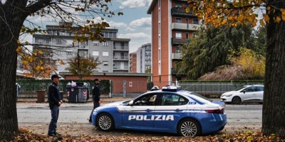 Agenti della Polizia di Stato accanto a una Volante durante un servizio di controllo ad Alessandria.