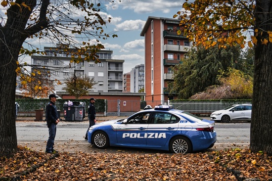 Agenti della Polizia di Stato accanto a una Volante durante un servizio di controllo ad Alessandria.