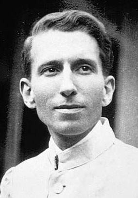 Ritratto in bianco e nero del poeta e scrittore italiano Guido Gozzano.