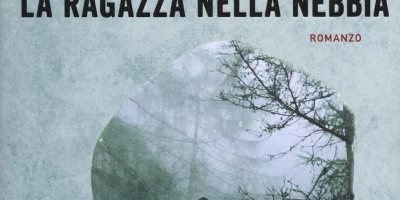 Copertina del romanzo “La ragazza nella nebbia” di Donato Carrisi, con un profilo umano immerso in un bosco nebbioso.