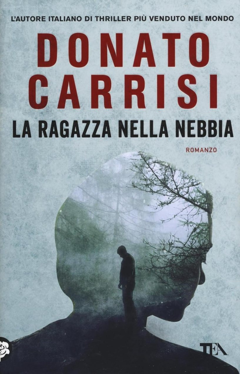 Copertina del romanzo “La ragazza nella nebbia” di Donato Carrisi, con un profilo umano immerso in un bosco nebbioso.