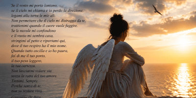Donna con ali bianche seduta davanti al mare al tramonto, immagine ispirata alla poesia Ali a Terra di Giuseppina De Biase.