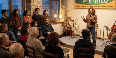 Woman presenting cultural courses to seated audience beneath a News Fermento da Etnico banner