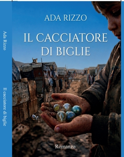 Book cover of 'Il Cacciatore di Biglie' by Ada Rizzo, featuring a child holding marbles with a background of makeshift structures.